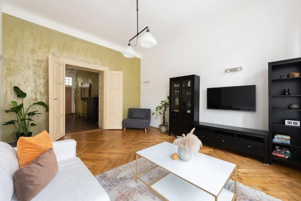 Spacious With Balcony At Wenceslas Sq Apartament *