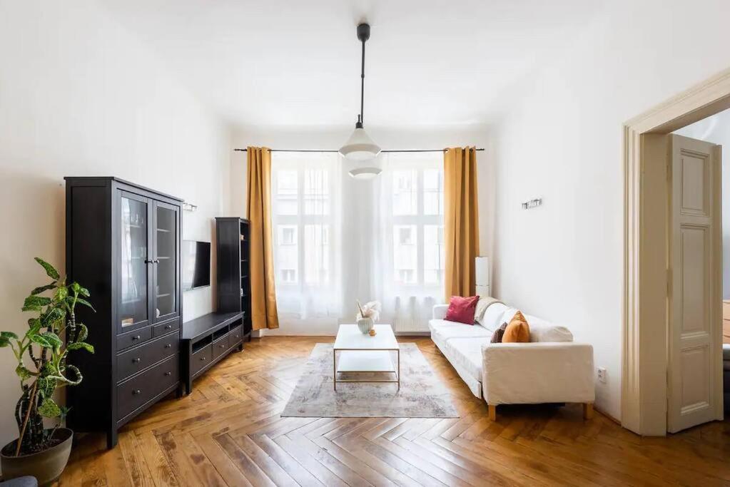 Spacious With Balcony At Wenceslas Sq Praga