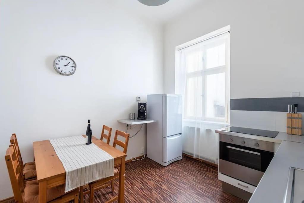 Spacious With Balcony At Wenceslas Sq Apartament Praga