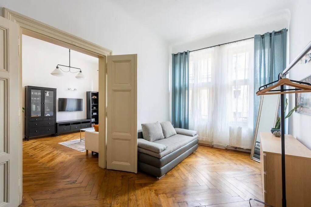 Spacious With Balcony At Wenceslas Sq Apartament *
