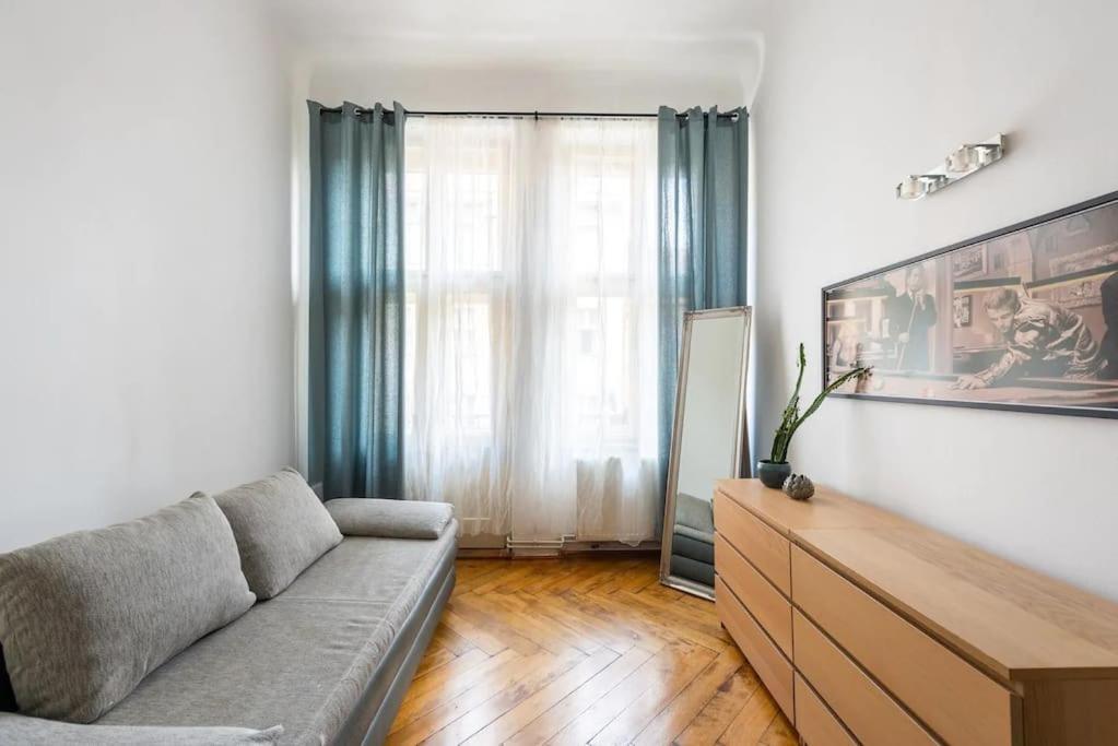 Spacious With Balcony At Wenceslas Sq Apartament Praga